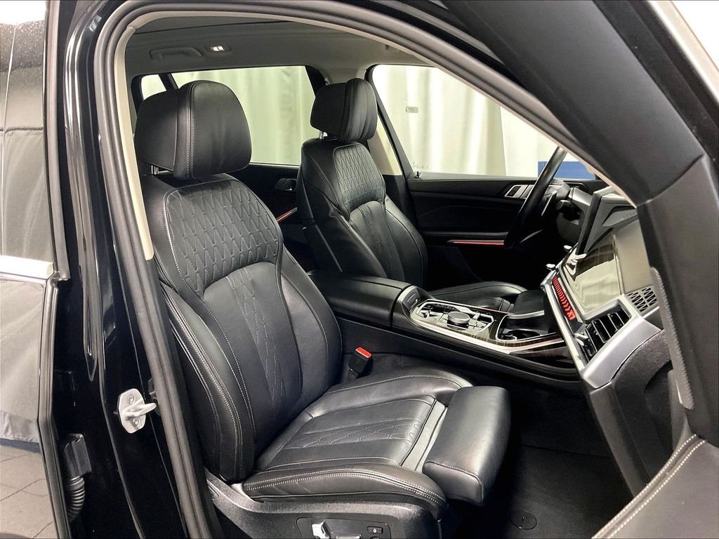 Used 2025 Black BMW xDrive40i image 10