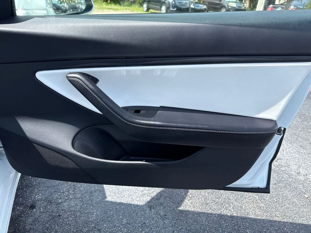 Used 2018 White Tesla  image 18