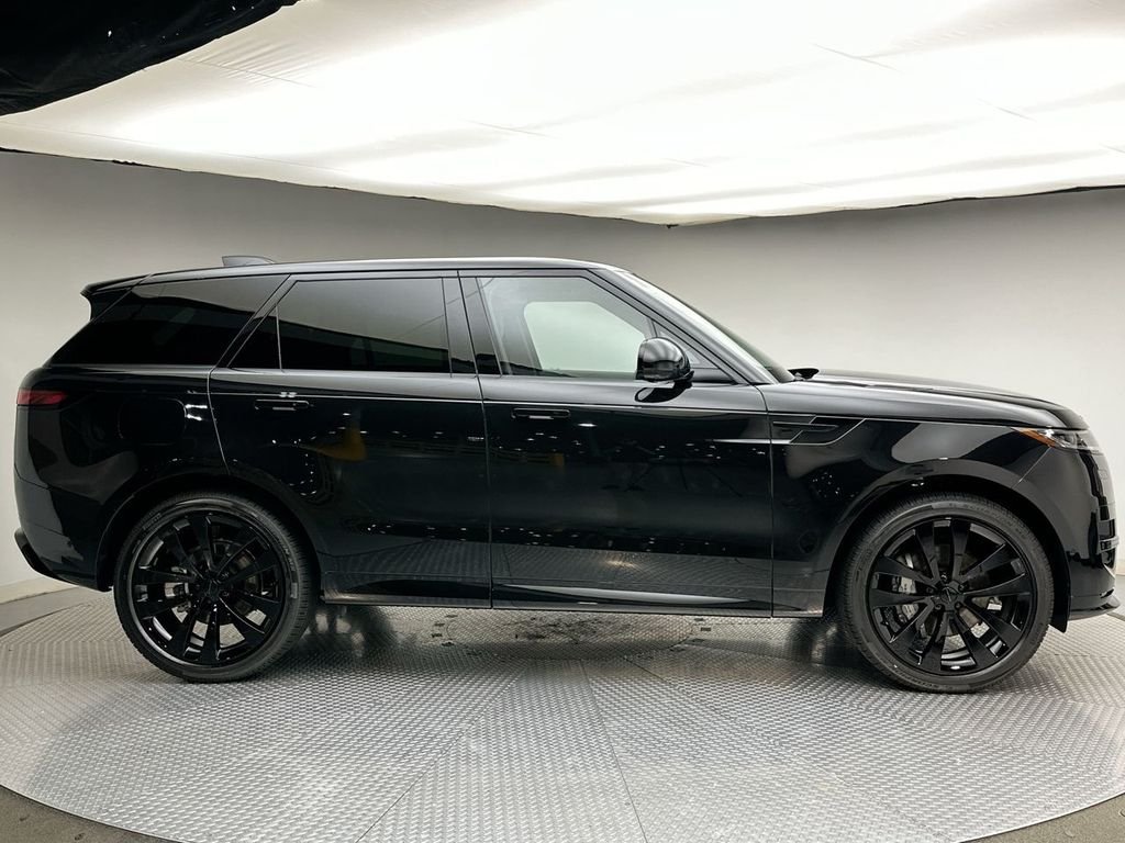 New 2027 Santorini Black Land Rover Dynamic SE image 4