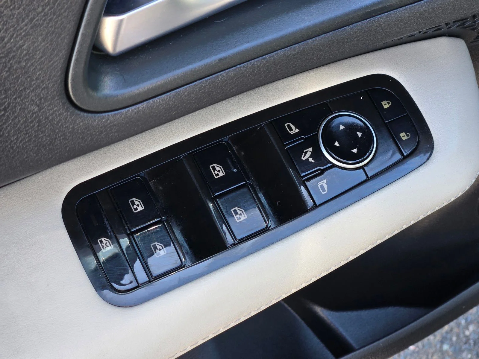 Used 2025 Deep Ocean Blue Pearl/Black Diamond Pearl Nissan ENGAGE image 23