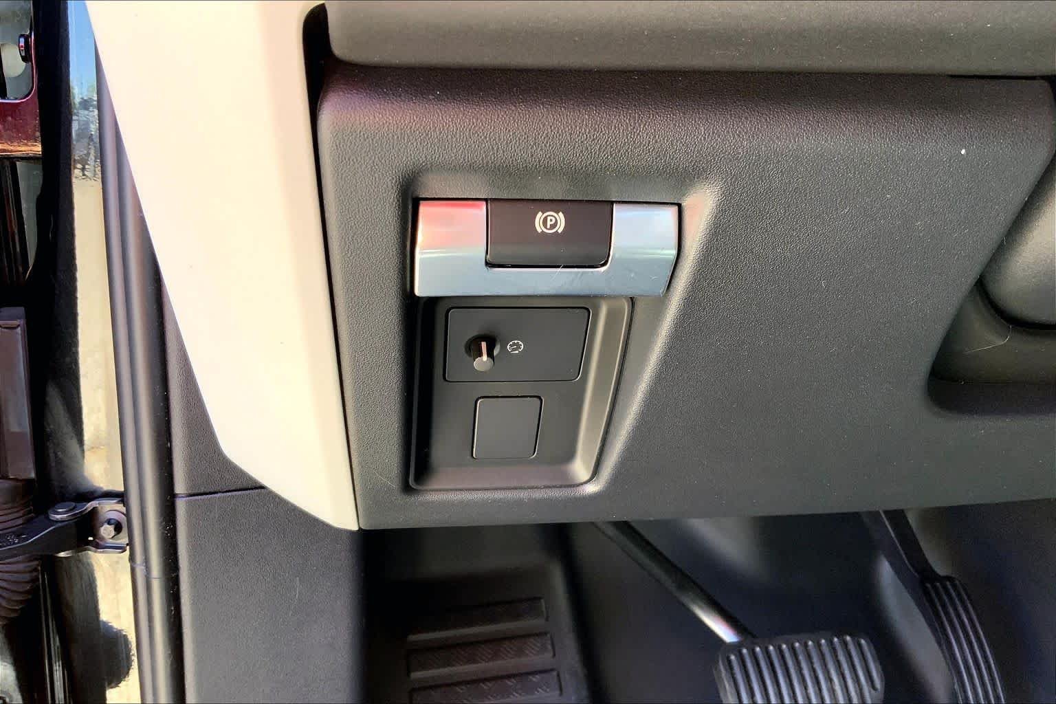 Used 2024 Santorini Black Metallic Land Rover S image 30