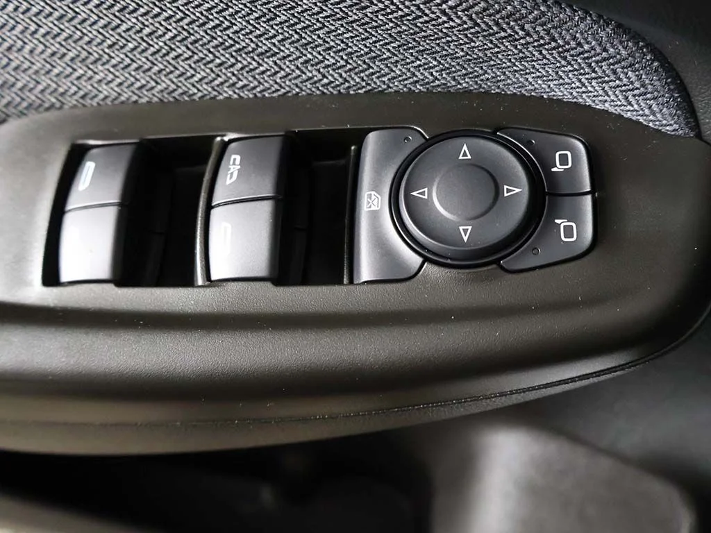 Used 2025 White Chevrolet LT image 33