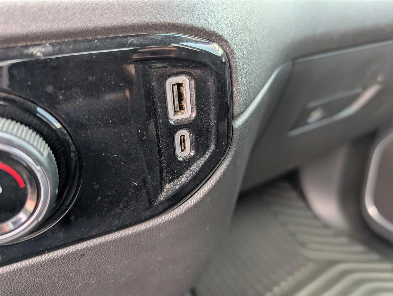 Used 2024 Summit White Chevrolet LT image 25