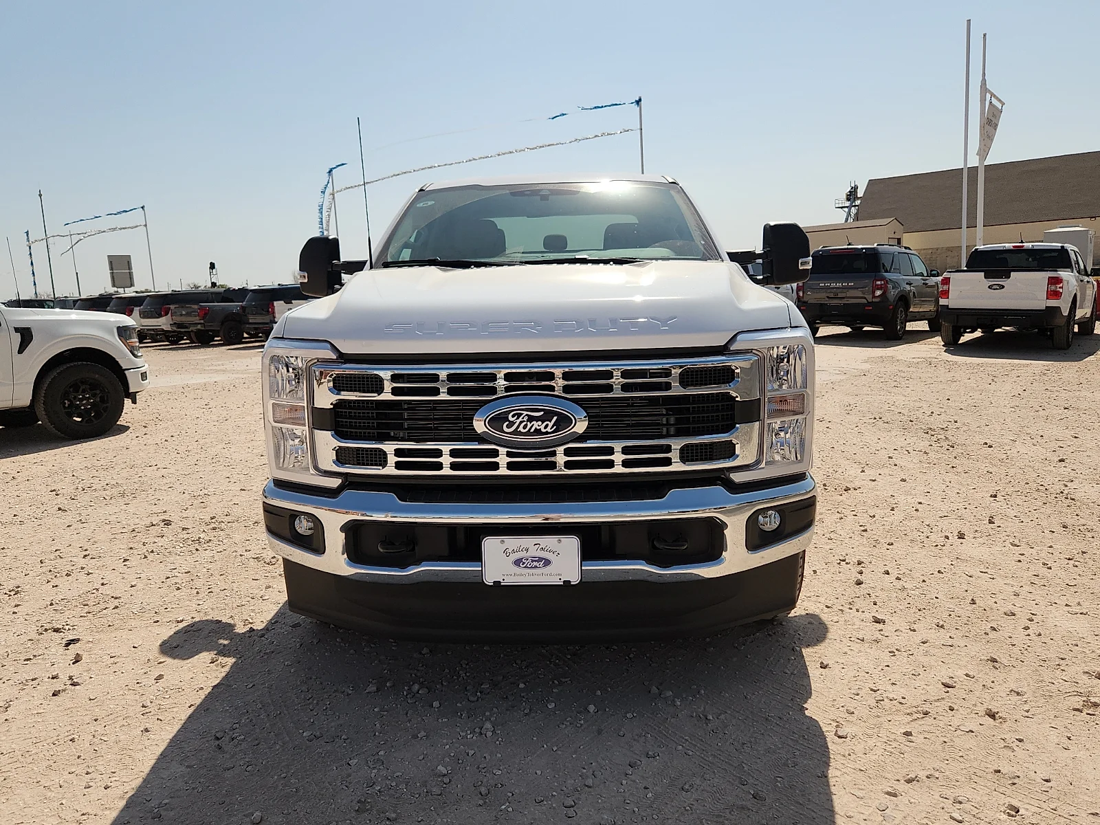 New 2027 Oxford White Ford XLT image 2