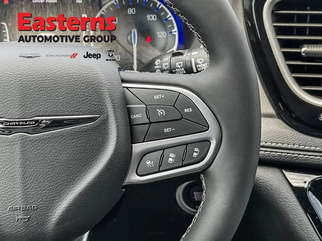 New 2025 Diamond Black Crystal Pearl-Coat Exterior Paint Chrysler Select image 18