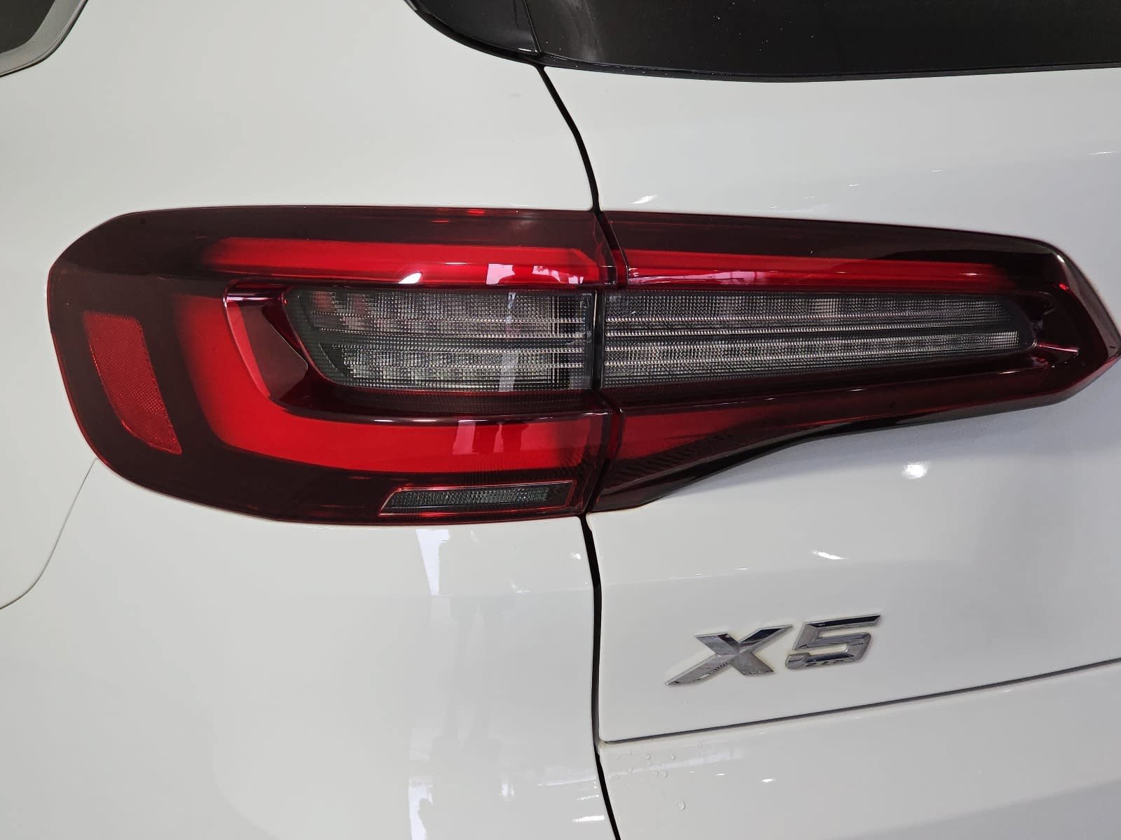 Used 2021 White BMW xDrive40i image 29