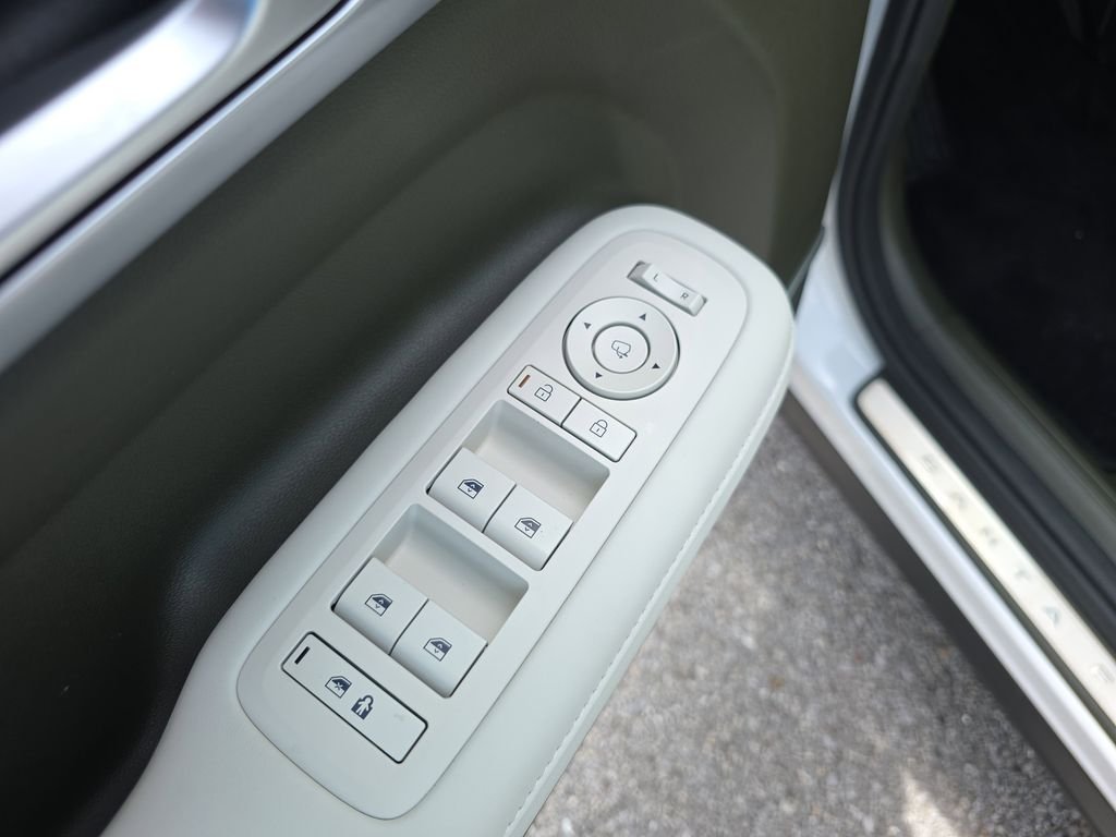 Used 2025 Serenity White Hyundai Calligraphy image 19