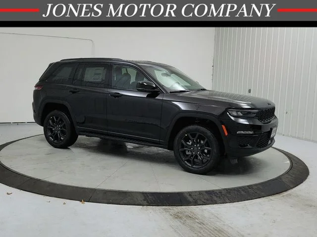 New 2025 Diamond Black Crystal Pearl-Coat Exterior Paint Jeep Limited image 1