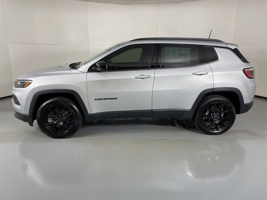 New 2026 Silver Zynith Metallic Clearcoat Jeep Latitude image 5