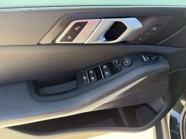 Used 2022 Black BMW sDrive40i image 16