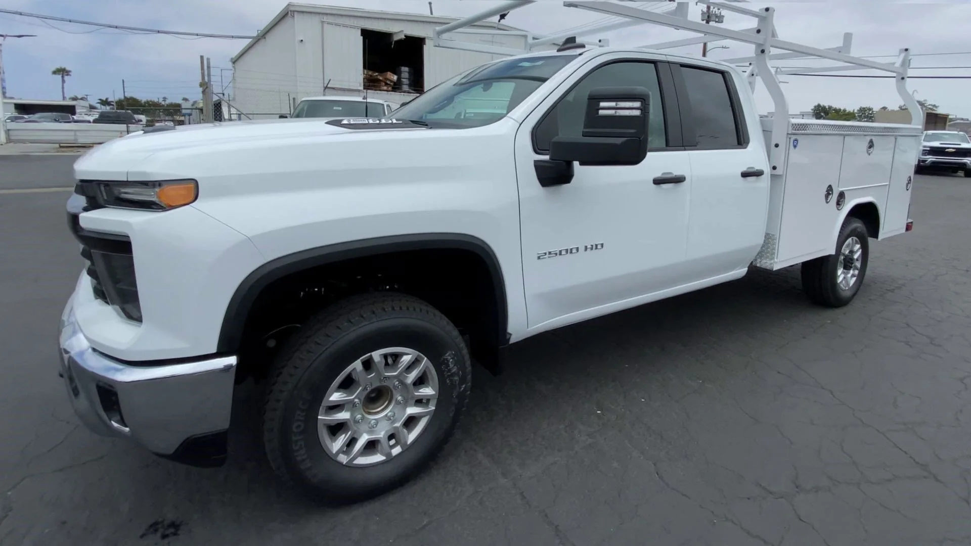 New 2026 Summit White Chevrolet WT image 5