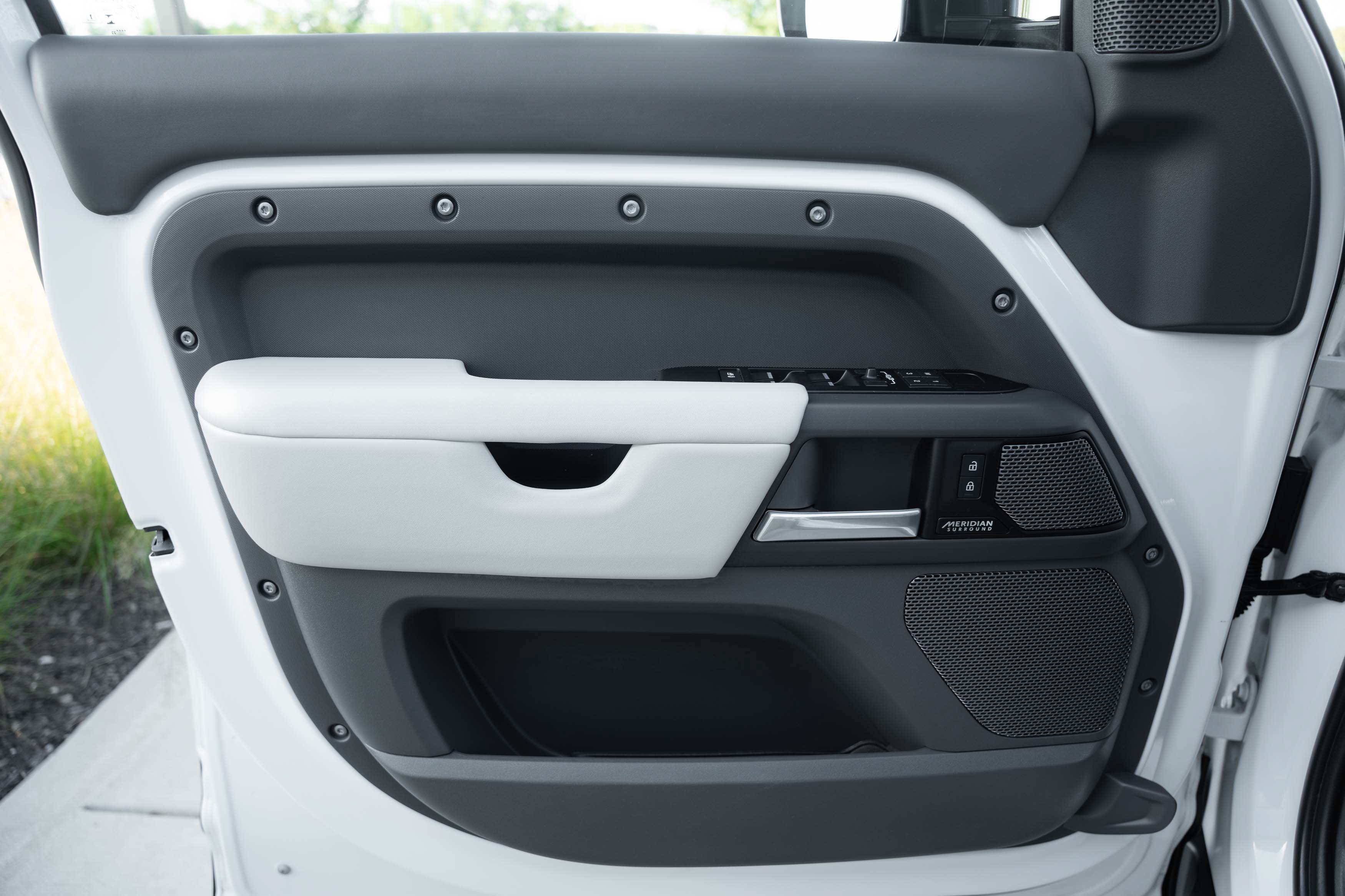 Used 2023 Fuji White Land Rover X-Dynamic SE image 16