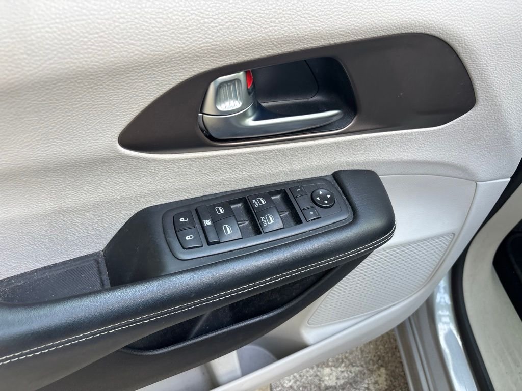 Used 2021 Silver Chrysler LXI image 27