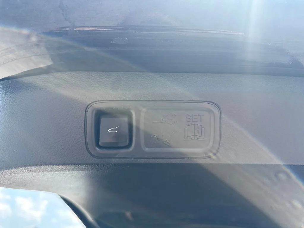 Used 2022  Ford Limited image 33