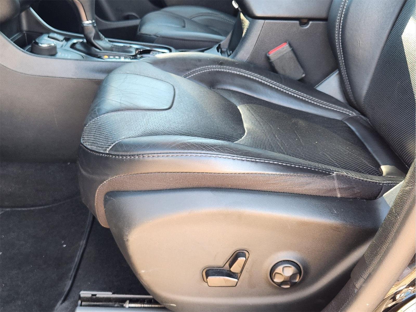 Used 2019 Diamond Black Crystal Pearlcoat Jeep Limited image 24