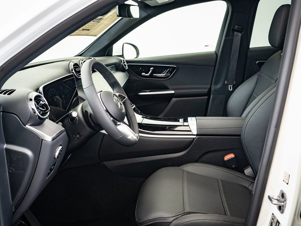 Used 2025 Polar White Mercedes-Benz GLC 300 image 21