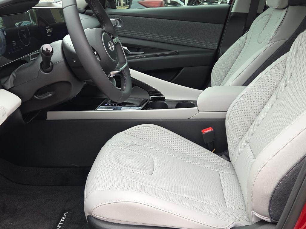 2025 Hyundai Elantra Limited - Photo 16