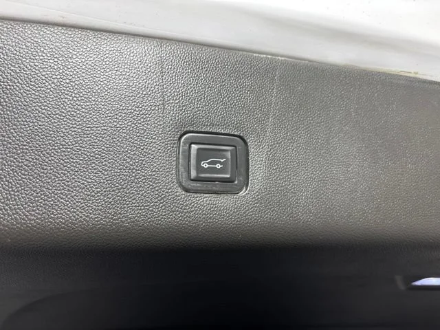 Used 2018 SUMMIT WHITE Chevrolet LT Cloth image 29