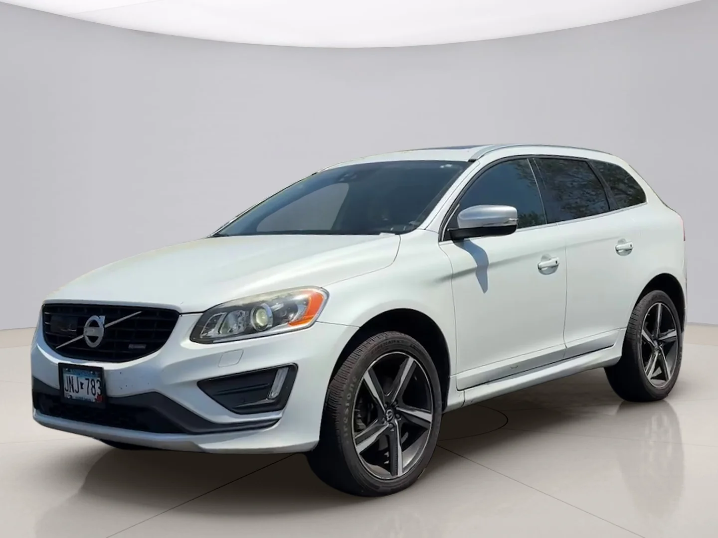 2015 Volvo XC60 T6 AWD Auto R-Design Platinum's photo