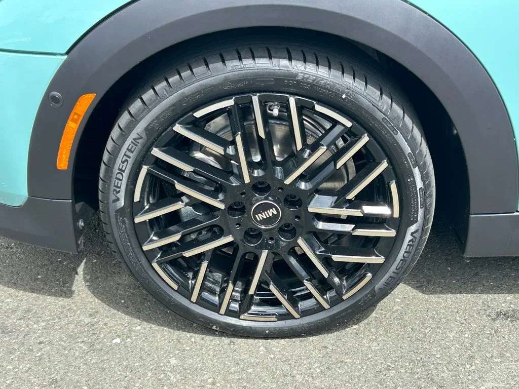 New 2026 Green MINI Signature Plus image 9
