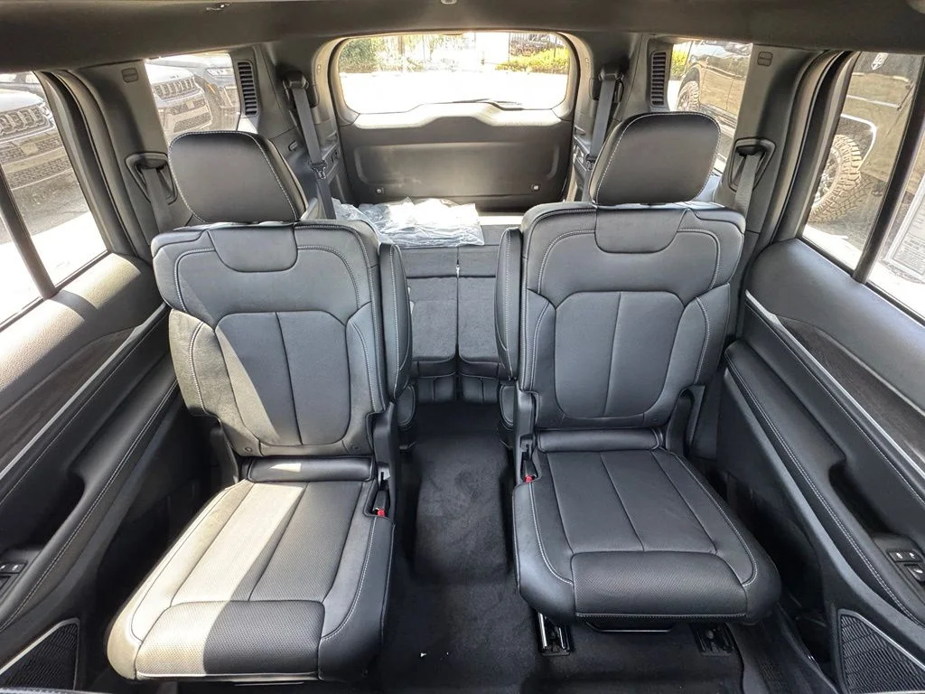 New 2026 Baltic Gray Metallic Clear-Coat Exterior Paint Jeep Limited image 30