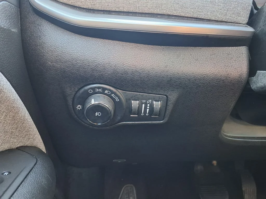 Used 2025 White Jeep Latitude image 29