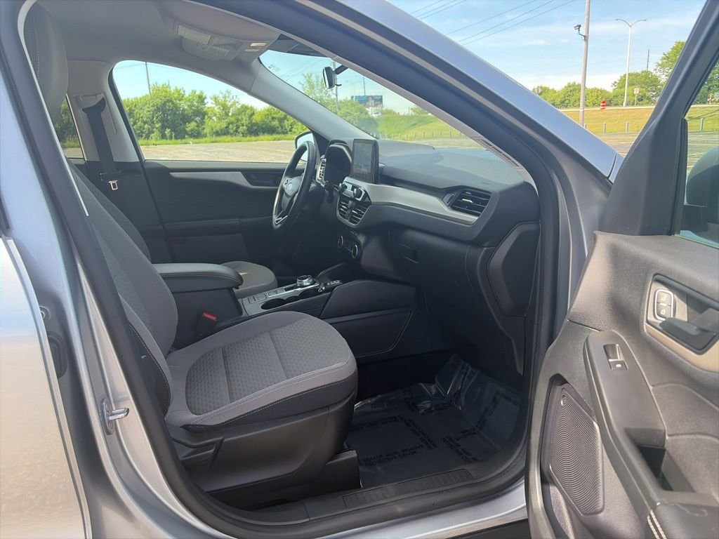 Used 2022 Silver Ford SE image 10