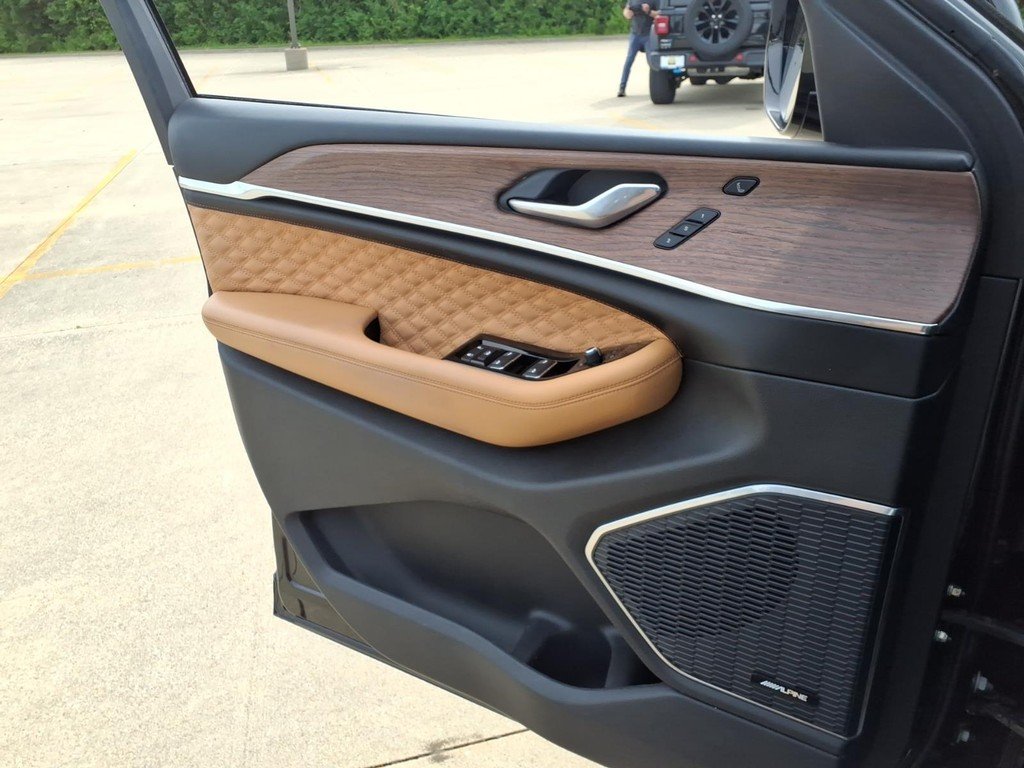 Used 2023 Diamond Black C Jeep SUMMIT image 15