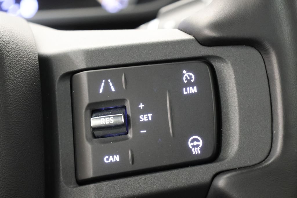 Used 2023 Fuji White Land Rover X-Dynamic SE image 18