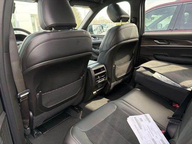 New 2026 Diamond Black Crystal Pearl-Coat Exterior Paint Jeep Laredo image 8