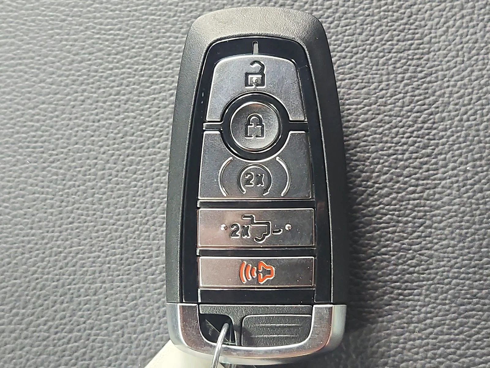 New 2026 Oxford White Ford XLT image 37