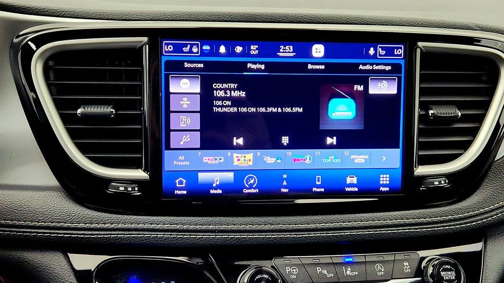 Used 2021 Brilliant Black Crystal Pearlcoat Chrysler Touring L AWD w/ Premium & Safety Sphere Group image 18