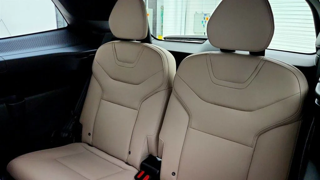 Used 2025 Mulberry Metallic Volvo Twin Motor Performance Ultra 6-Seater w/ Bowers & Wilkins Audio image 20