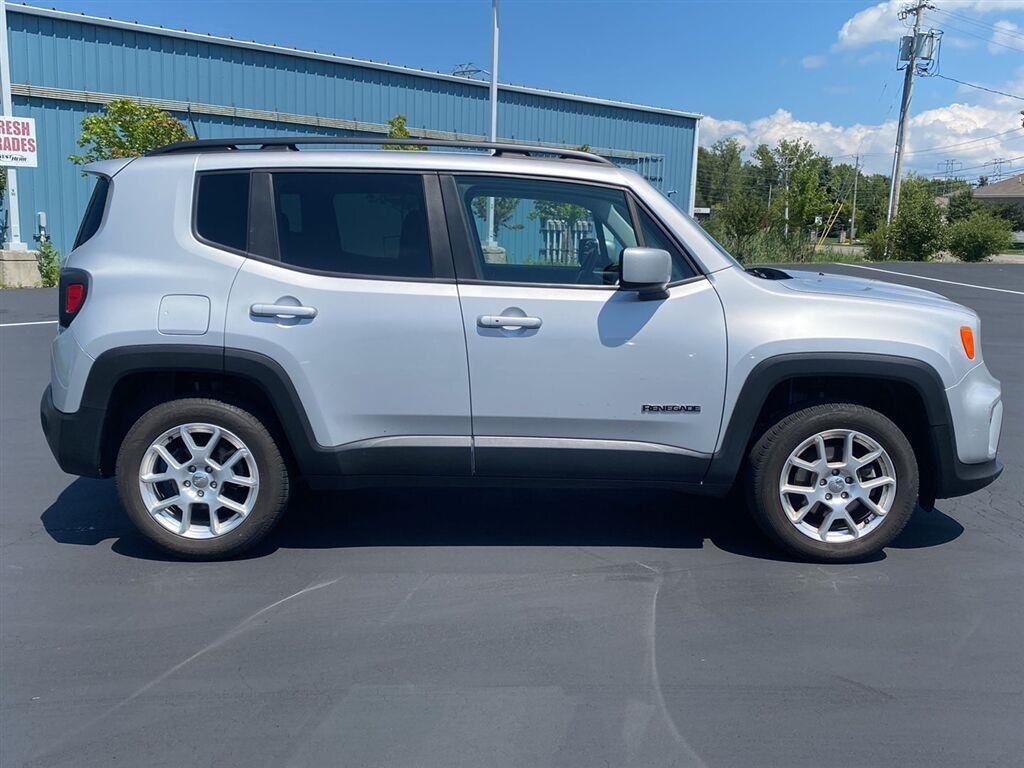 Used 2021 Glacier Metallic Clearcoat Jeep Latitude image 11