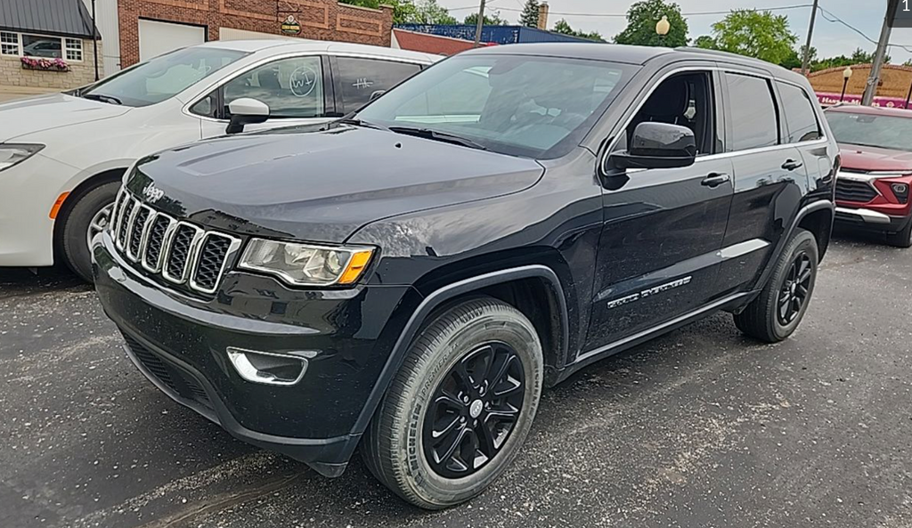 Used 2022 Diamond Black Crystal Pearlcoat Jeep Laredo E image 1