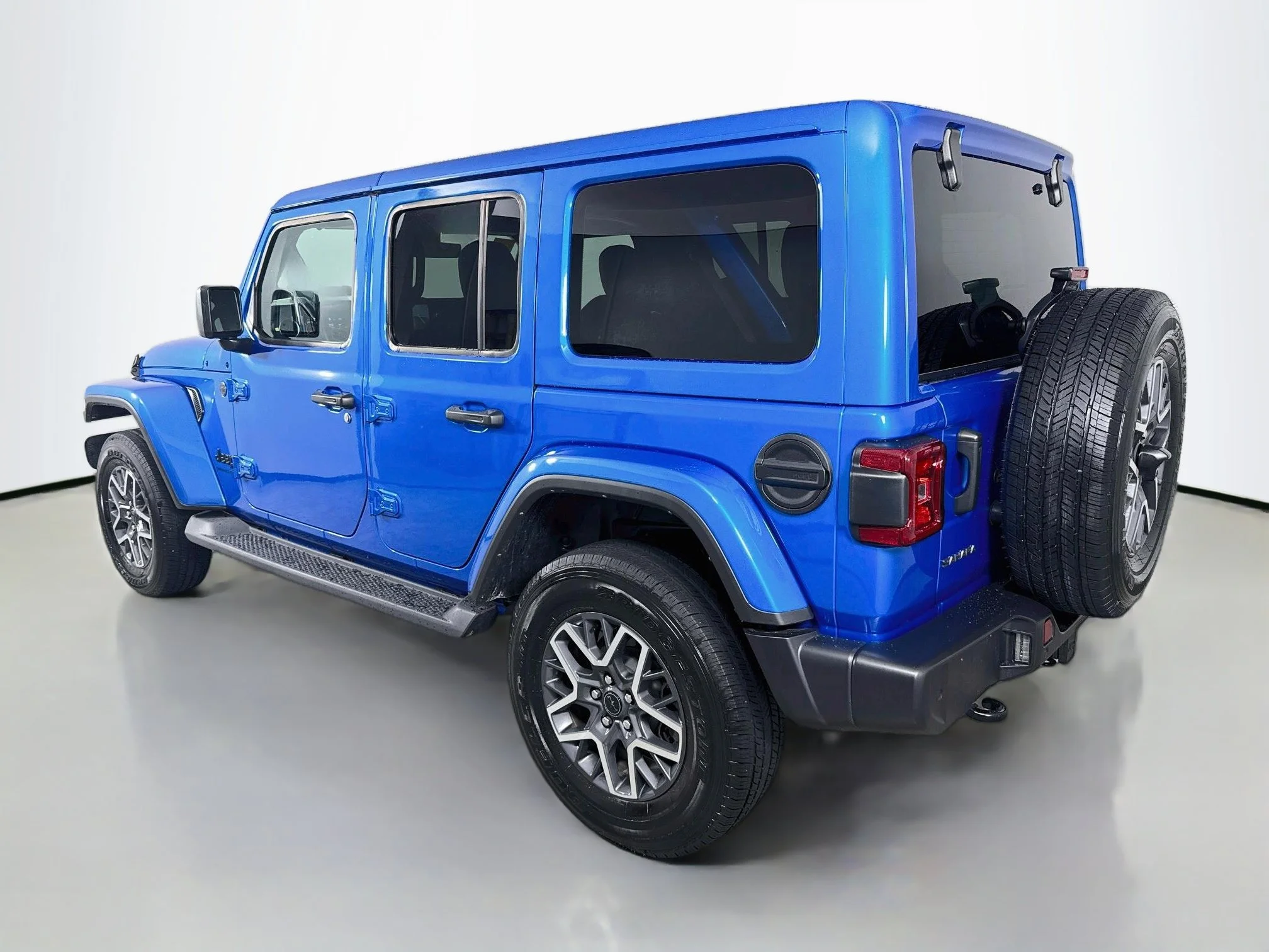 Used 2025 Hydro Blue Pearlcoat Jeep Sahara image 5