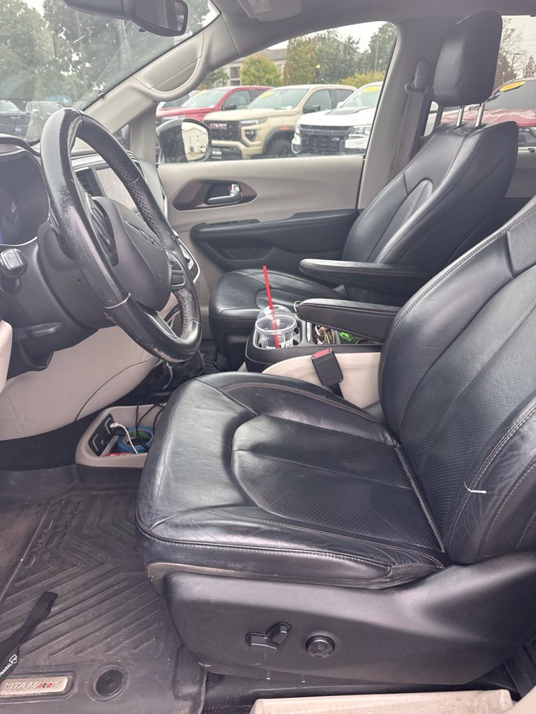 Used 2018 Black Chrysler Touring L image 3