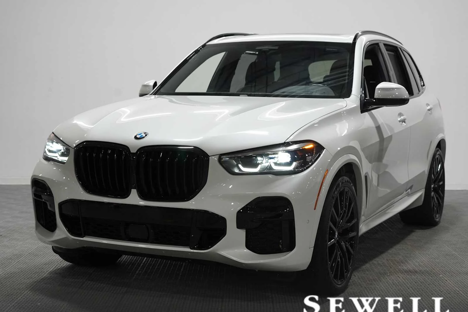 Certified Used 2022 Mineral White Metallic BMW xDrive40i image 1