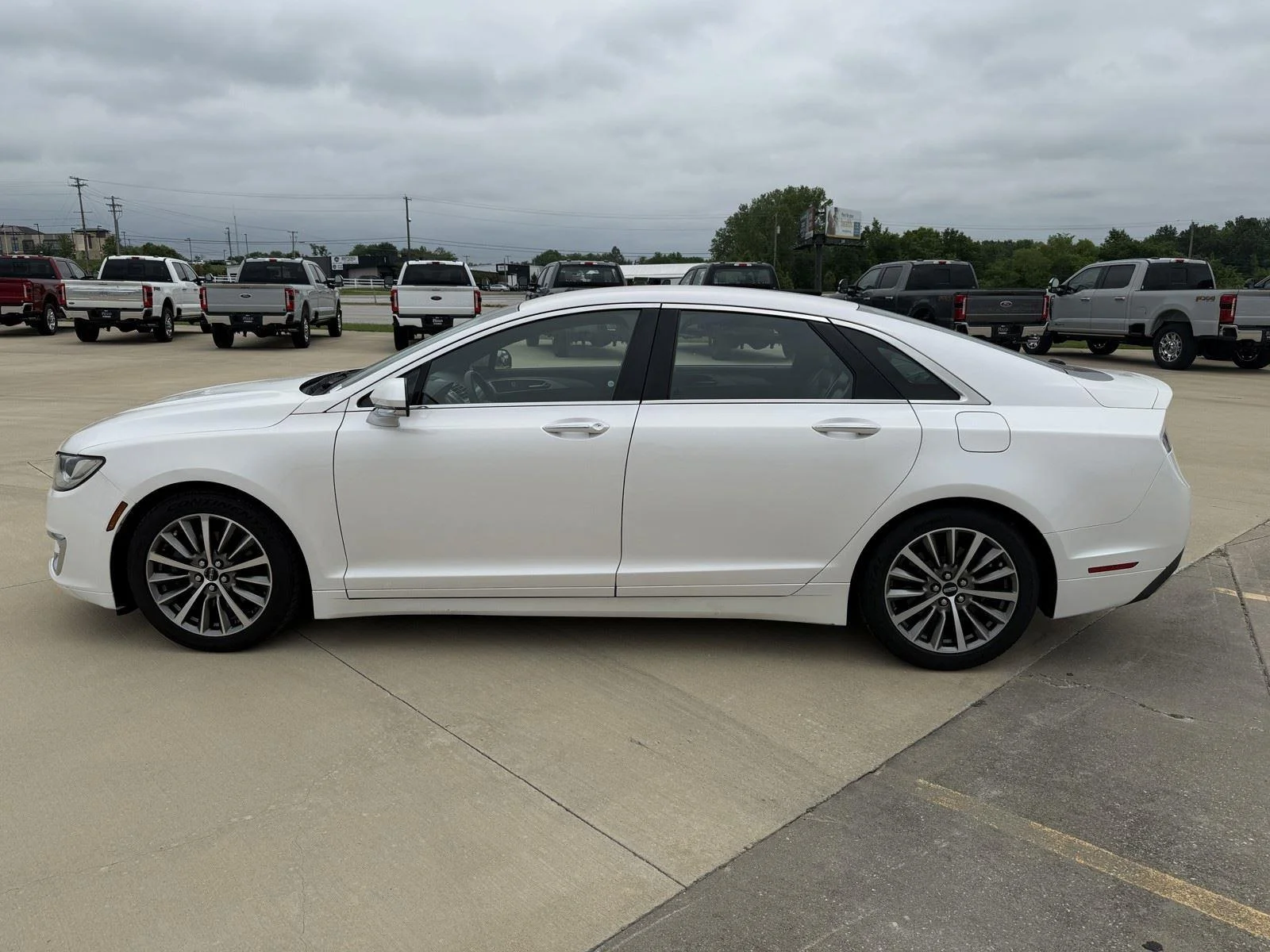 Used 2017  LINCOLN PREMIERE FWD image 5