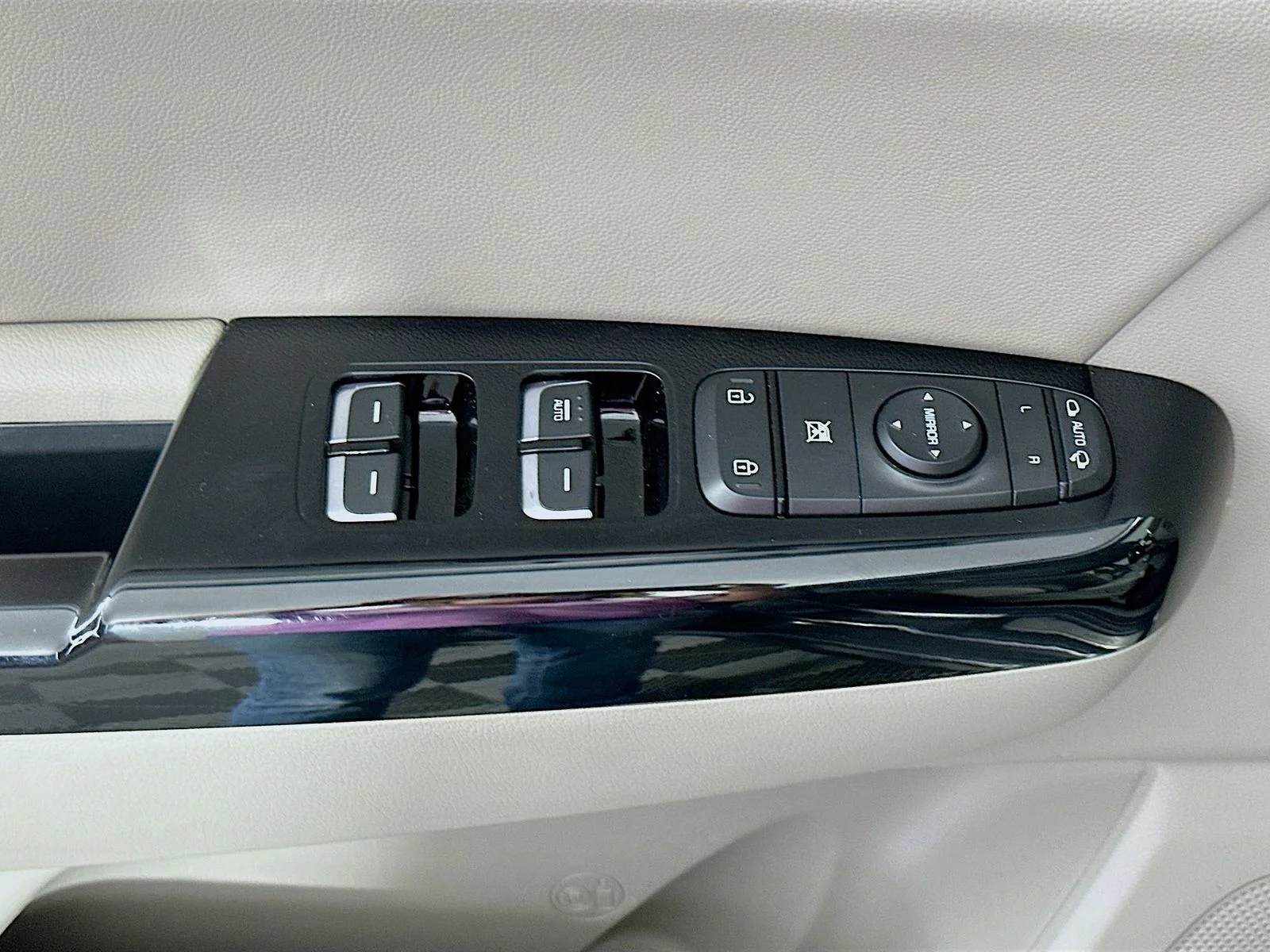 Used 2017 Mineral Silver Kia SX image 18
