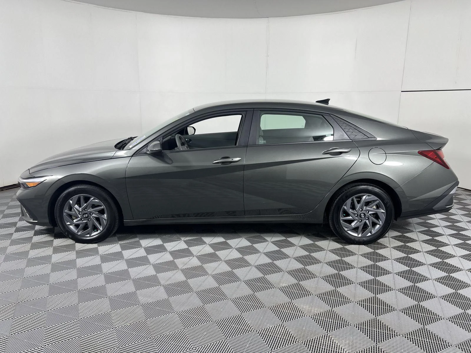 Used 2024 Amazon Gray Hyundai SEL image 7