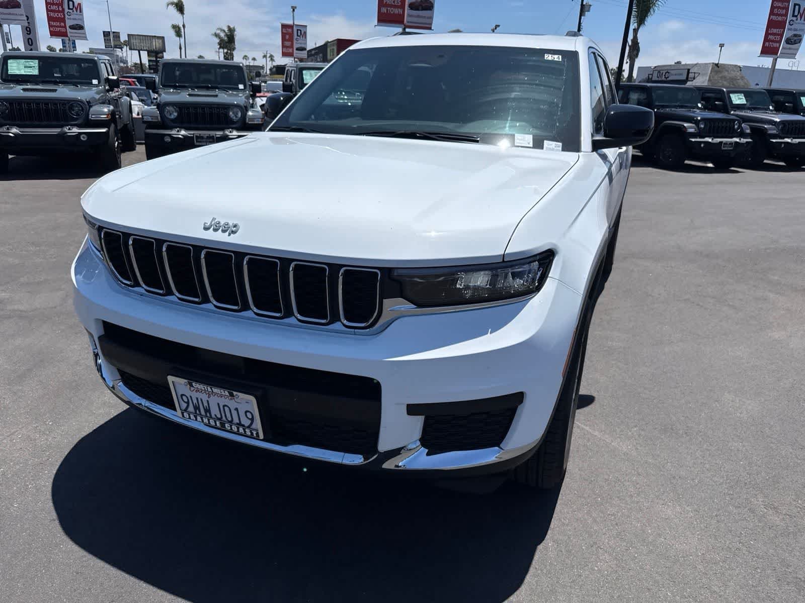 Used 2025 Bright White Clearcoat Jeep Laredo X image 2