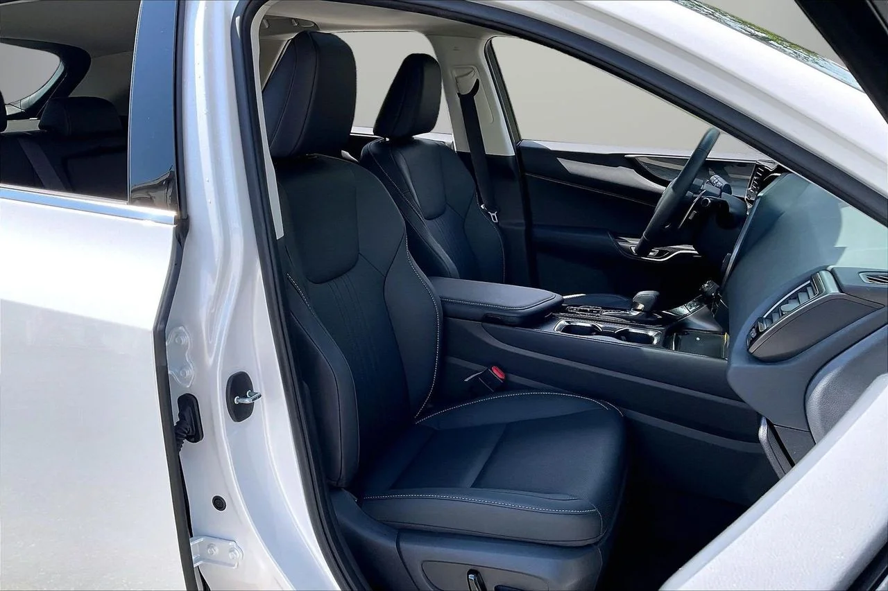 Used 2025 White Lexus 250 Premium image 24