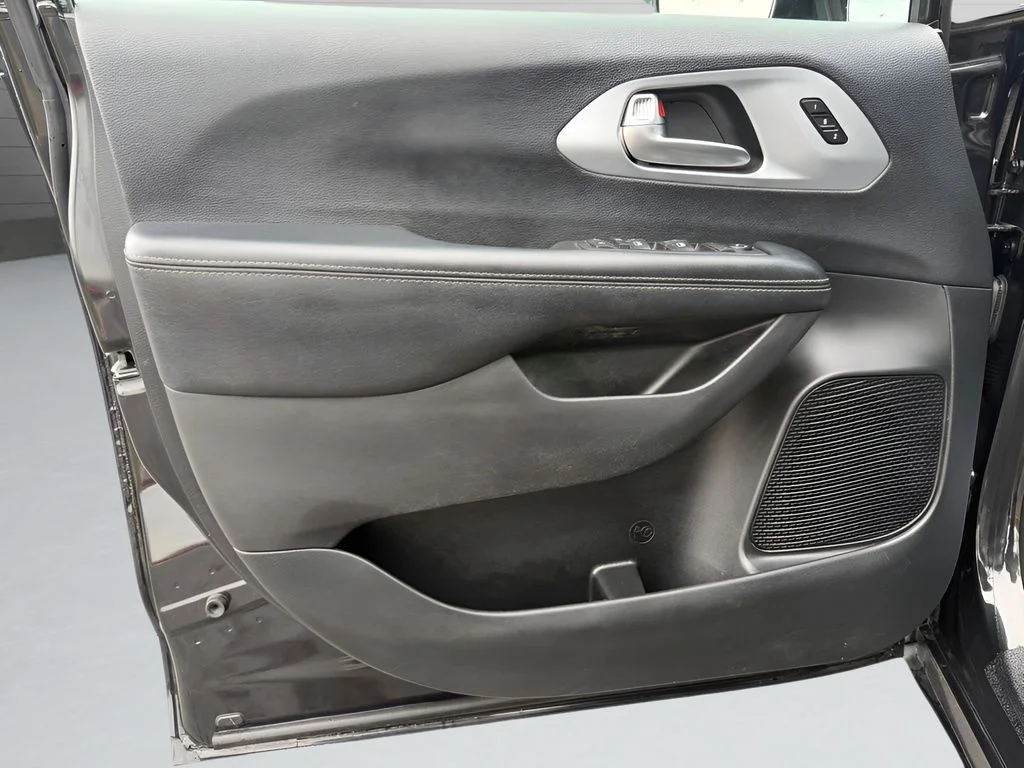 Used 2020 Black Chrysler Touring L image 27