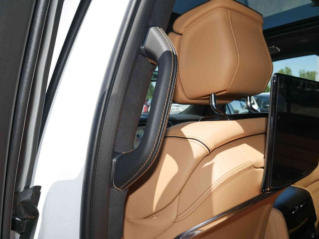 New 2026 Bright White Clear-Coat Exterior Paint Jeep Grand Wagoneer image 18