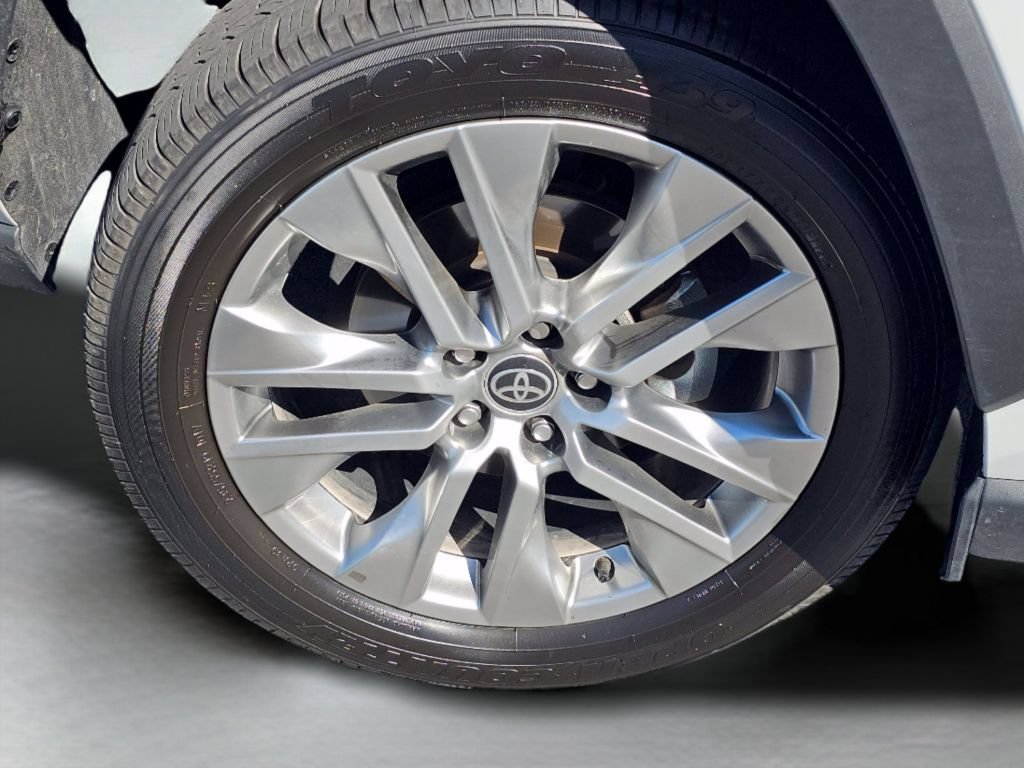 Certified Used 2025 Pearl Toyota XLE Premium image 20