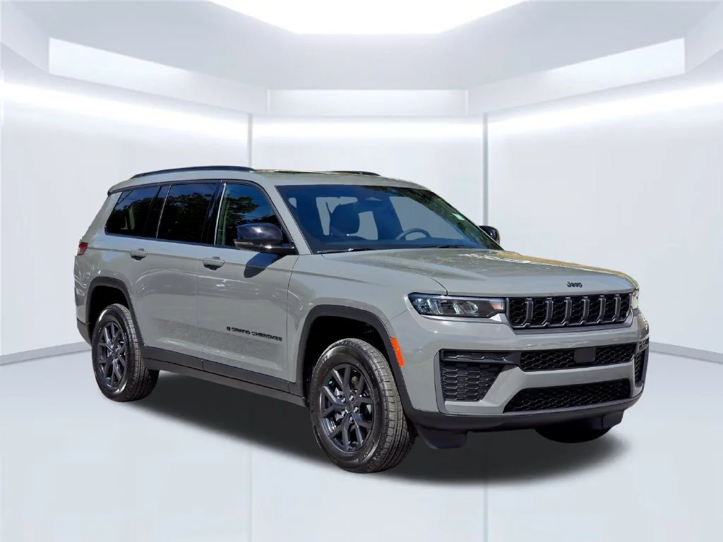 New 2027 Gray Jeep Laredo Altitude image 17