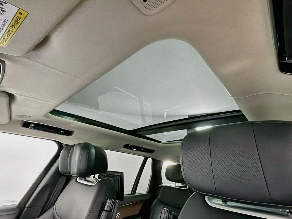 Used 2025 Ostuni Pearl Wht Prem Met Land Rover Autobiography image 23