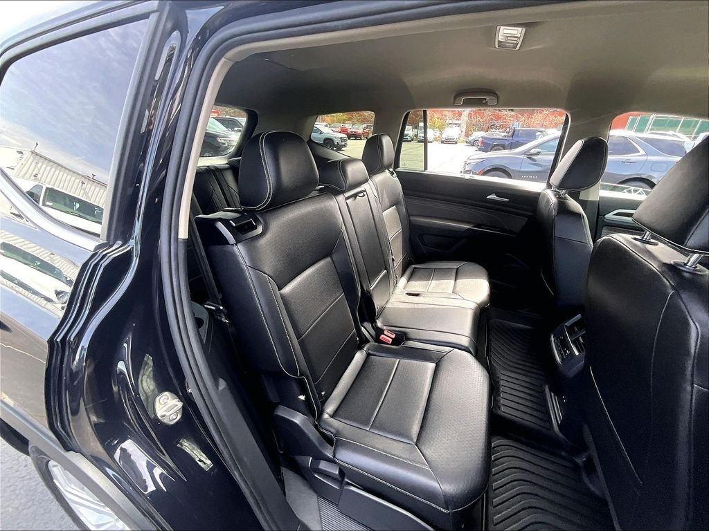 Used 2021 Deep Black Pearl Volkswagen 3.6L V6 SE w/Technology image 15