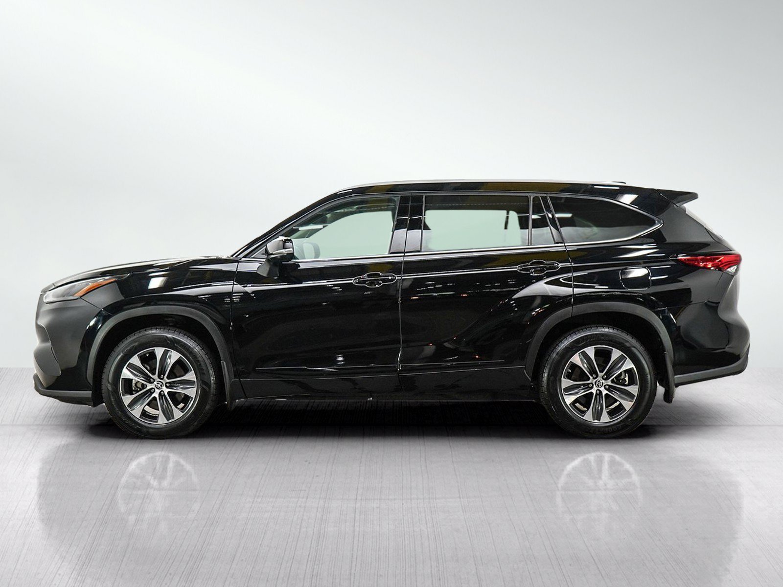 Used 2022 Toyota Highlander XLE with VIN 5TDGZRBH8NS242843 for sale in South Saint Paul, Minnesota